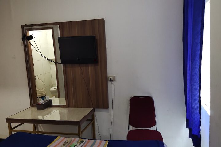 Room 9 of 16