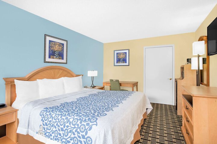 1 King Bed (10 of 11)