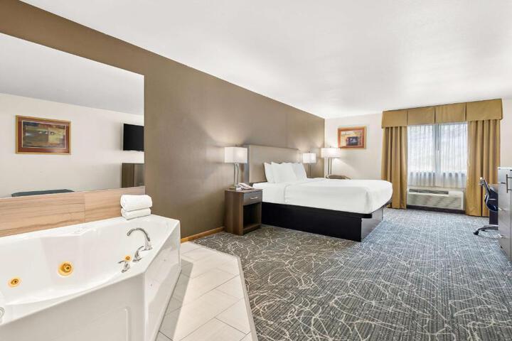1 King Bed High Speed Internet Accessible Microwave and Refrigerator, Coffee Maker, Hairdryer Iron and Ironing Board Full Breakfast (14 of 30)