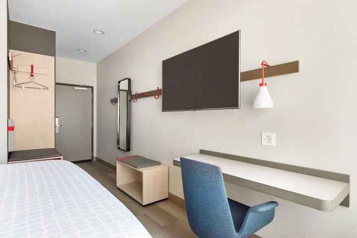 1 King Bed (5 of 7)