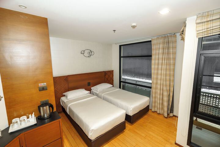 Room 12 of 37