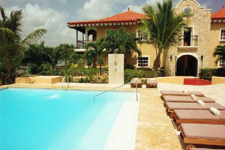 Hotel Pool