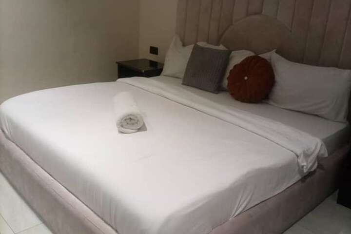 Room 8 of 33