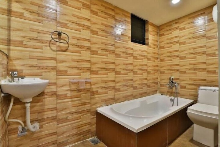Room 5 of 9