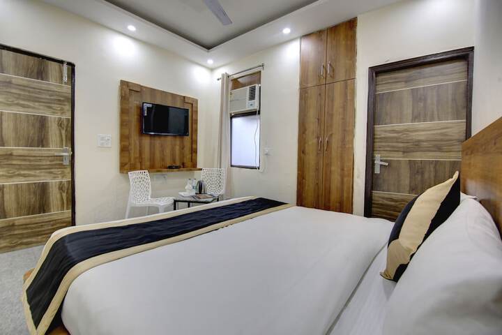 Room 9 of 16