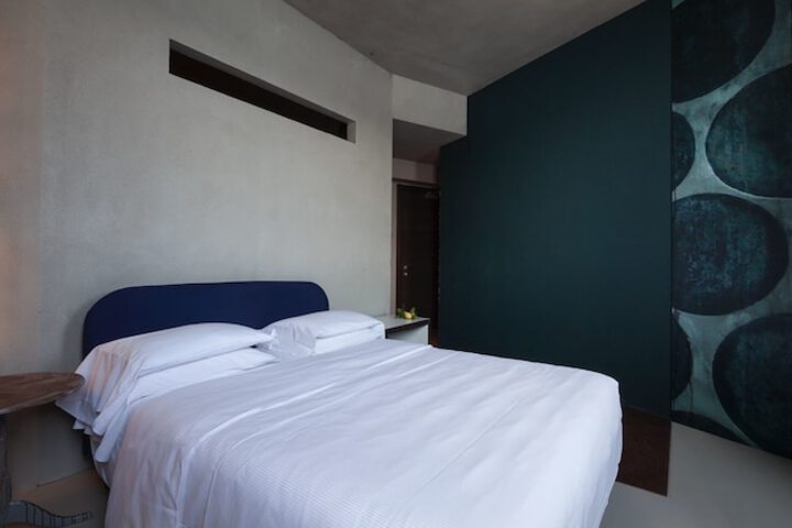 Room 4 of 25