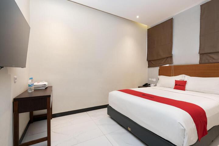 Exterior of RedDoorz plus at UNO Jalan Merak Samarinda