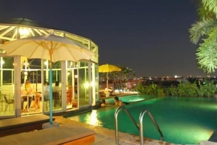 Hotel Pool