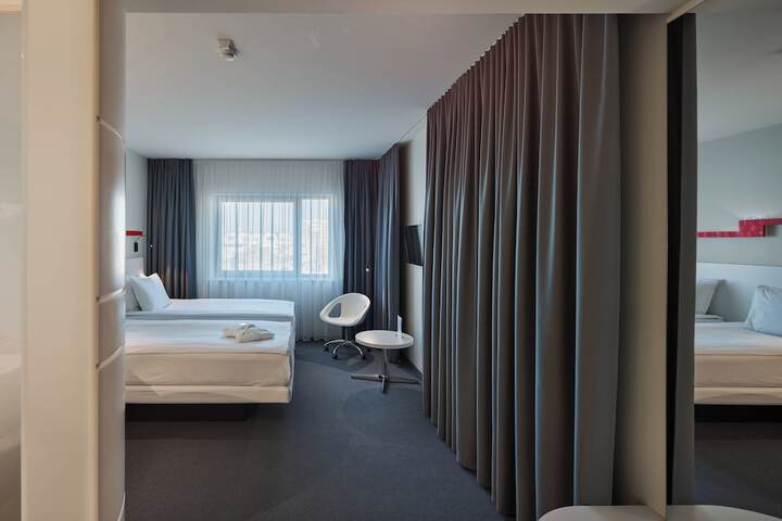 Room 13 of 81
