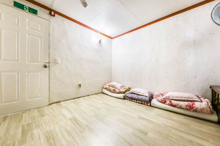 Room 17 of 18