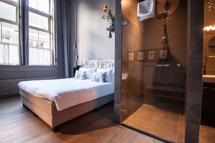 Room 70 of 98