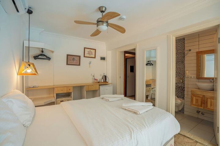Room 32 of 90