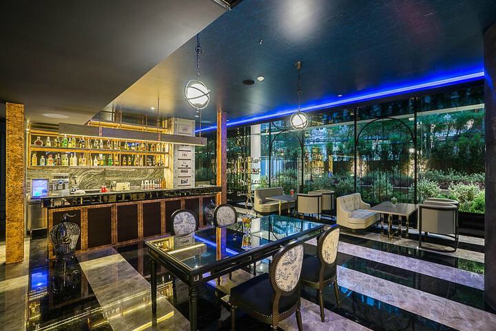 Lounge 75 of 92