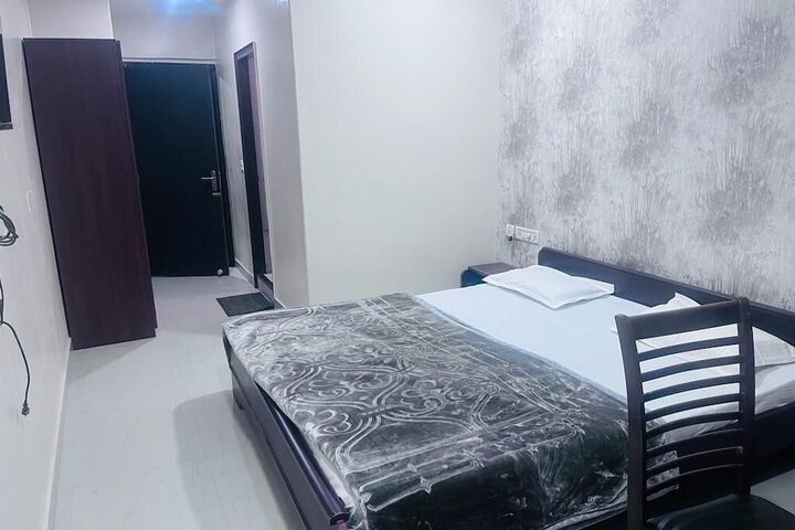 Room 13 of 18
