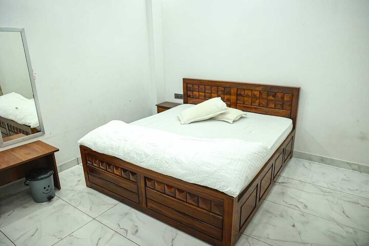 Room 6 of 15