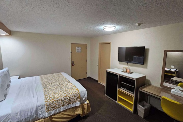 1 King Bed (4 of 14)