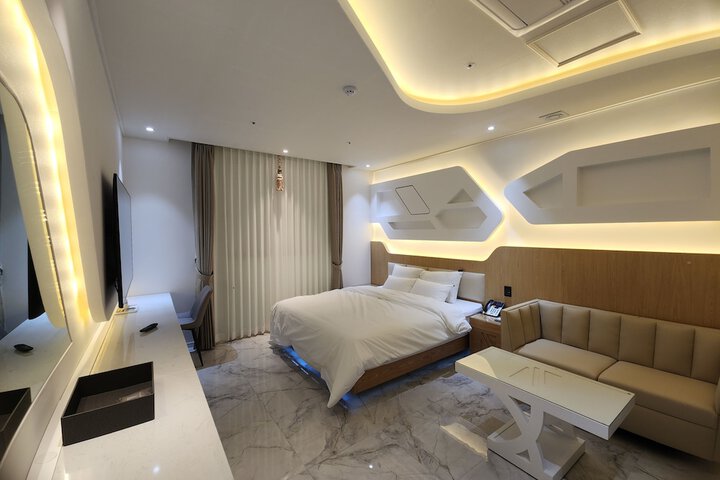 Room 7 of 13