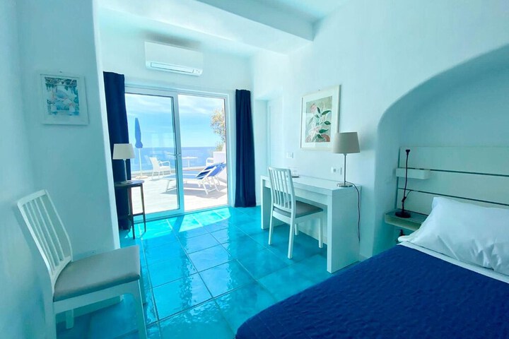Room 9 of 37