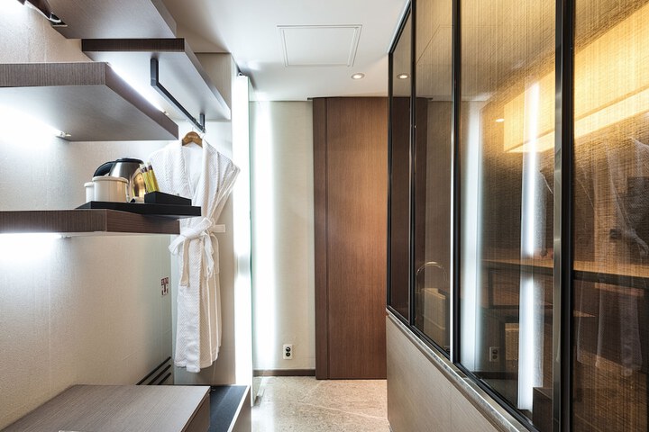 Room 12 of 63