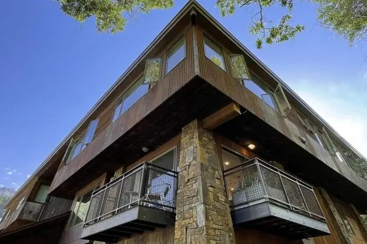 Downtown Modern Creekside by Exceptional Stays
