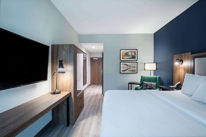 1 King Bed (8 of 16)