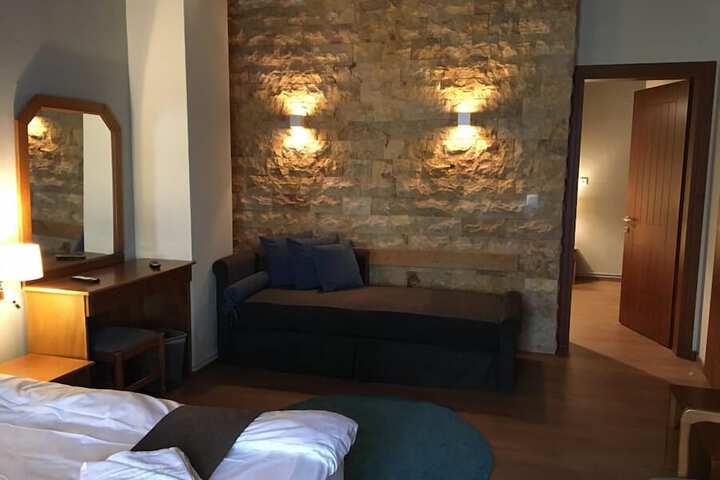Room 10 of 32