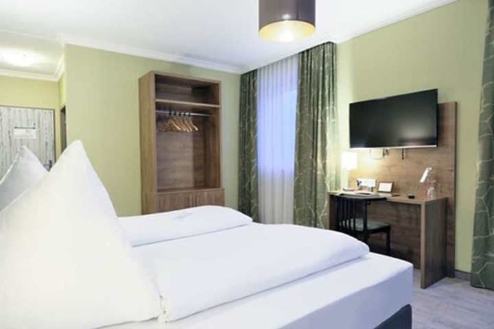 Room 10 of 33