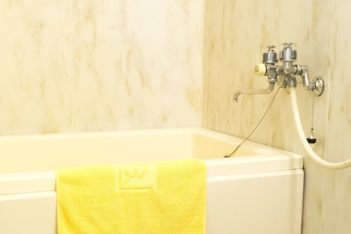 Deep soaking bathtub