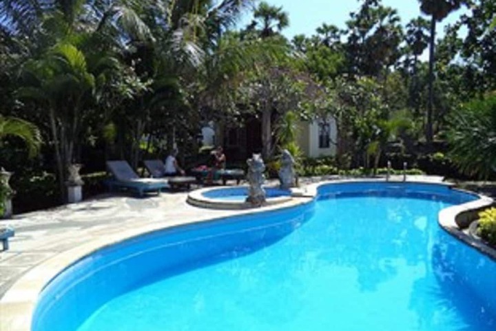 Hotel with Pool