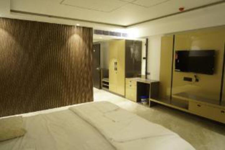 Suite 7 of 7