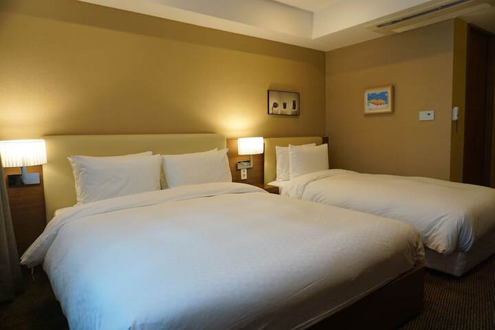Room 28 of 77