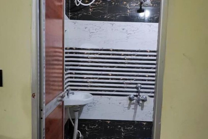 Room 4 of 7