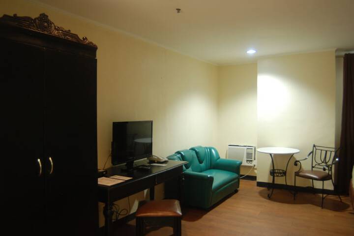 Room 8 of 90