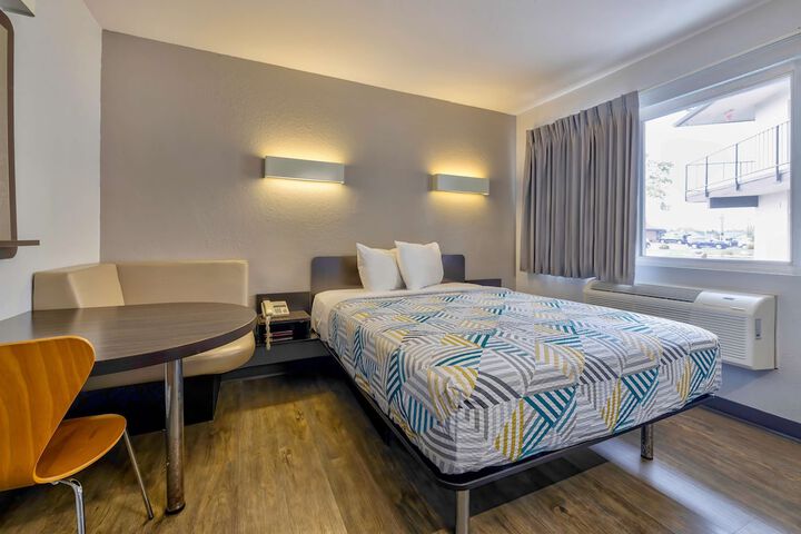 1 Queen Bed (2 of 9)