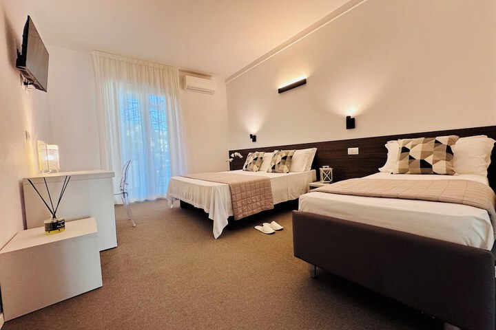Room 10 of 37