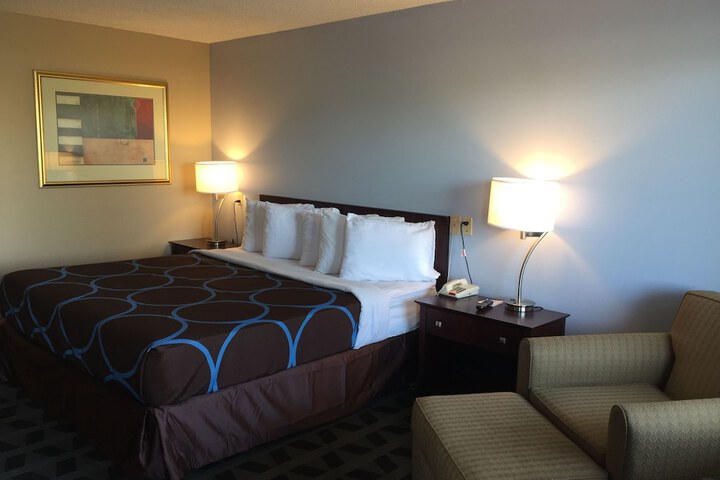 1 King Bed (3 of 9)