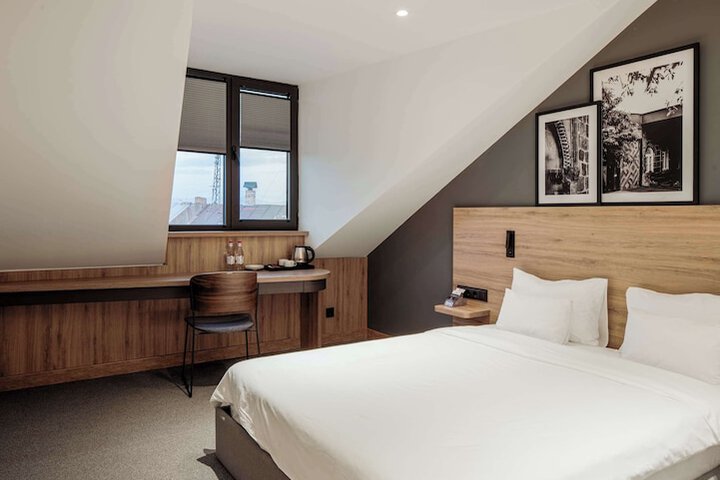 Room 8 of 92