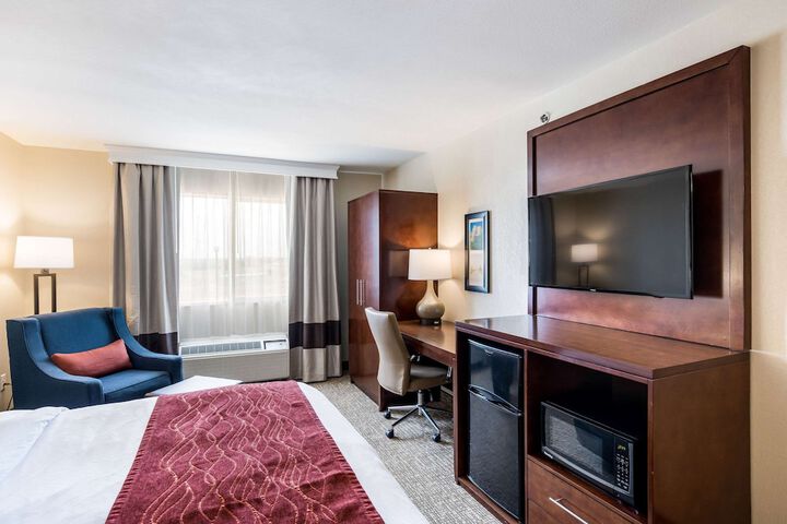 1 King Bed (5 of 8)