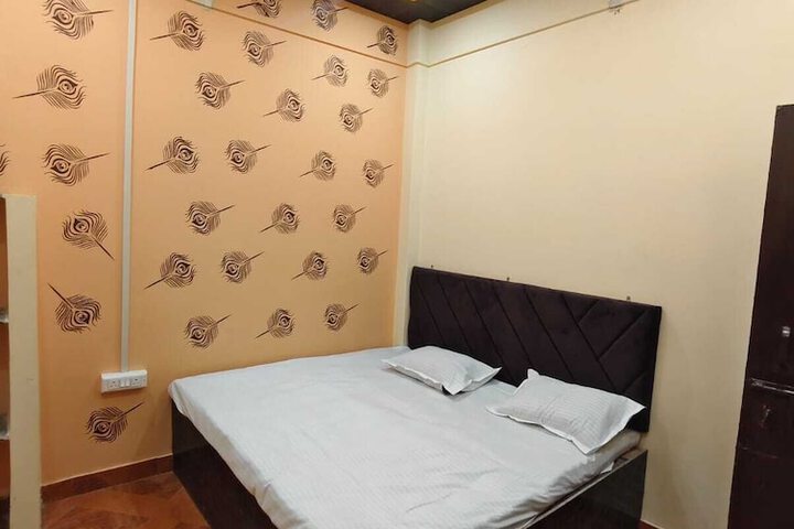 Room 5 of 16
