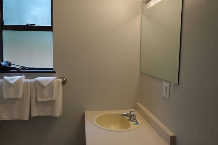 Room 21 of 34