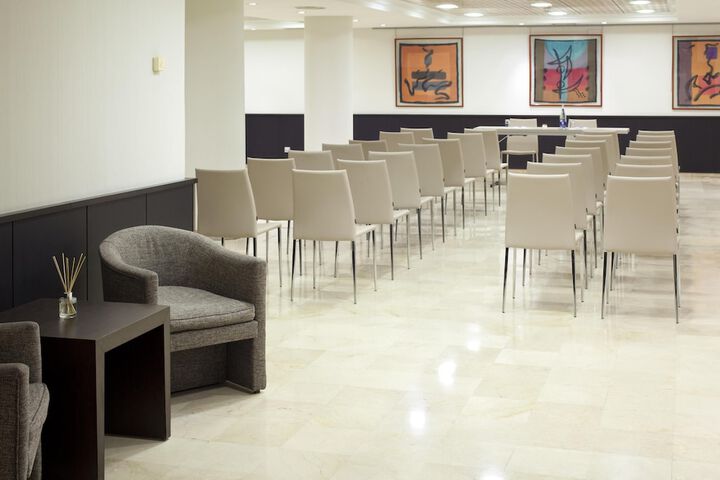 Business Center 25 of 27