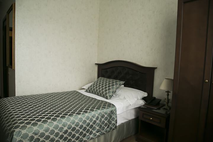 Room 9 of 37