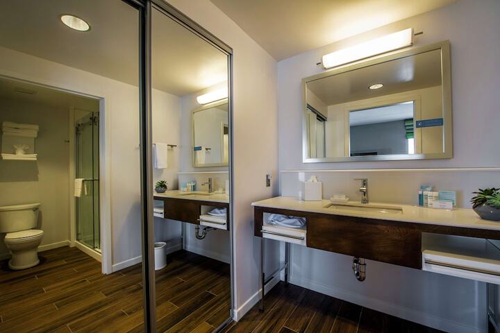 King Accessible Room with Refrigerator Non-Smoking (25 of 27)