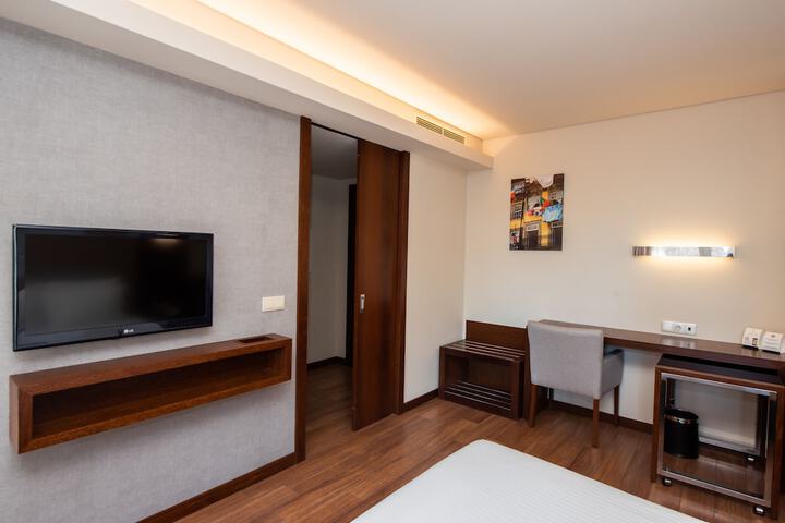 Room 16 of 83