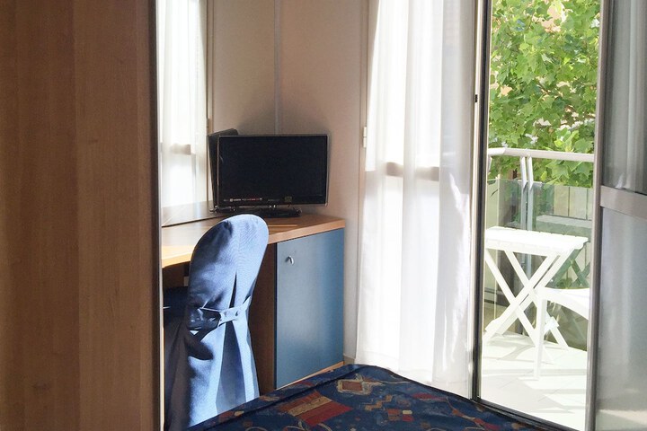 Room 6 of 16