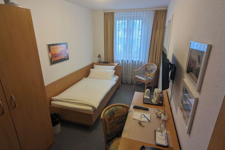 Room 10 of 34
