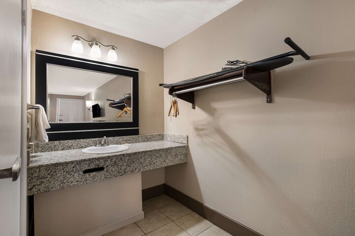 1 Double Bed Accessible (18 of 18)