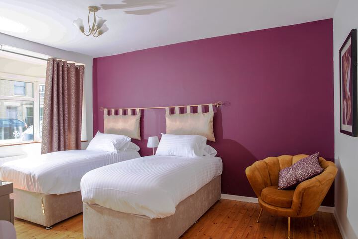 Room 4 of 16