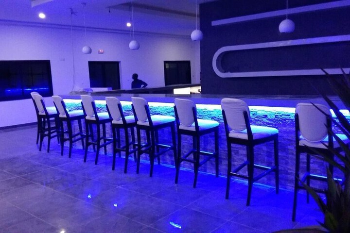 Lounge 8 of 13