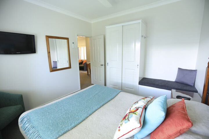 Room 5 of 76